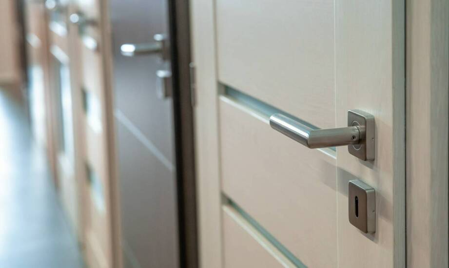 Jakie są dostępne opcje wykończeń dla stalowych drzwi?