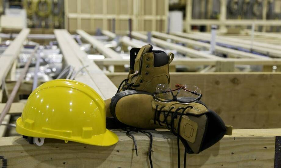 Wybór sprzętu do pracy na wysokości - na co zwrócić uwagę?