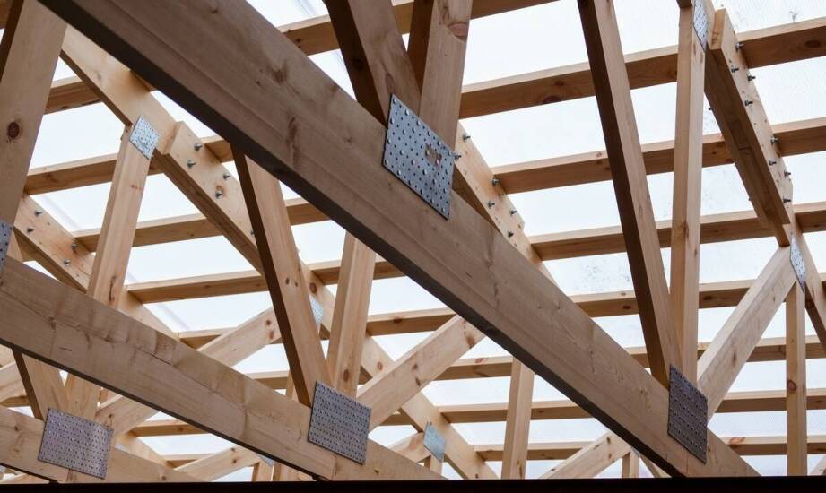 Jak deskowanie dachu pod gont wpływa na akustykę wnętrza?