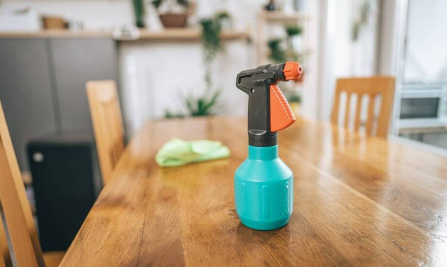 Czy płyn do czyszczenia mosiądzu jest bezpieczny dla delikatnych powierzchni?