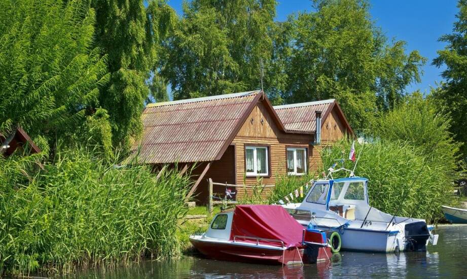 Jakie są korzyści z posiadania domków holenderskich nad jeziorem w marce?