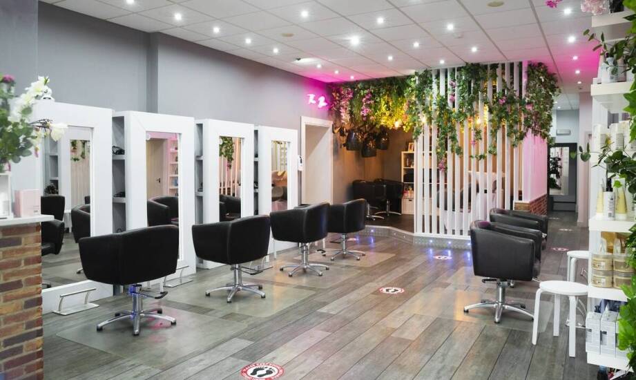 Porady dotyczące wyboru fryzjerskiego sprzętu dla nowego salonu