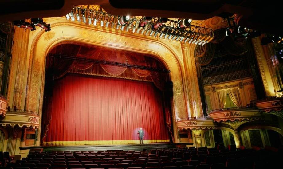 Jak technologia druku 3D rewolucjonizuje produkcję teatralnych dekoracji?