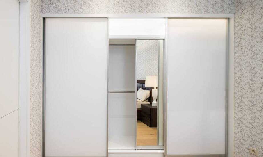 Wpływ nierdzewnej stali na trwałość i estetykę przesuwnych drzwi w placówkach medycznych