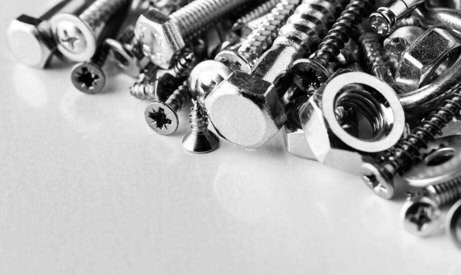 Śrubki do drzwiowych klamek: jak właściwy wybór wpływa na trwałość montażu?