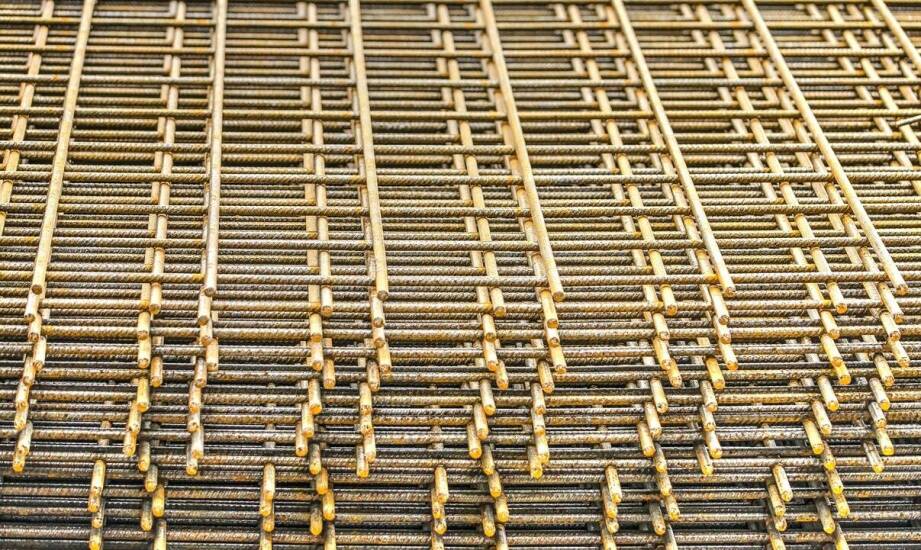 Ocynkowana stalowa siatka w budownictwie – dlaczego warto ją stosować?