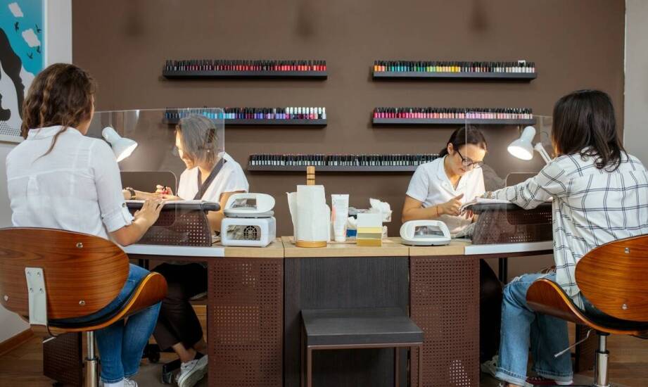 Jak korzystać z jednorazowych produktów, aby zwiększyć higienę w salonie?