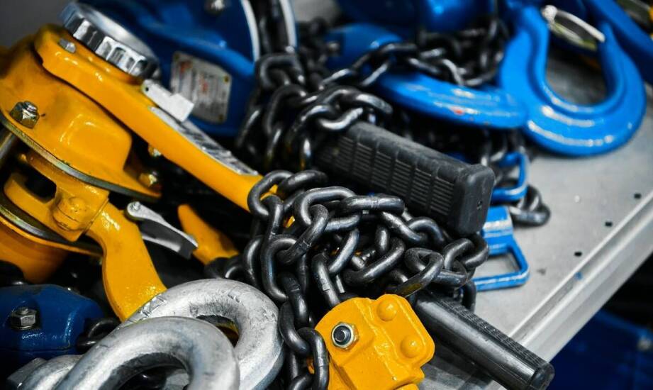 Porównanie różnych typów rolkowych łańcuchów w systemach do przenoszenia mocy