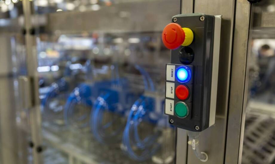 Jakie są kluczowe aspekty projektowania skrzynek sterowniczych dla różnych sektorów w przemyśle?