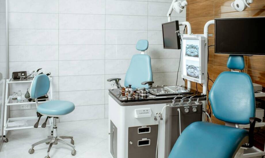 Jakie usługi oferuje gabinet stomatologiczny dla pacjentów z potrzebami protetycznymi na Bemowie?