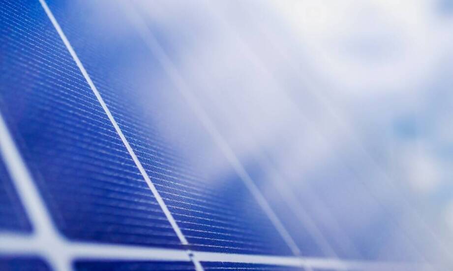 Jakie są korzyści z instalacji fotowoltaicznej w kontekście biernej mocy?