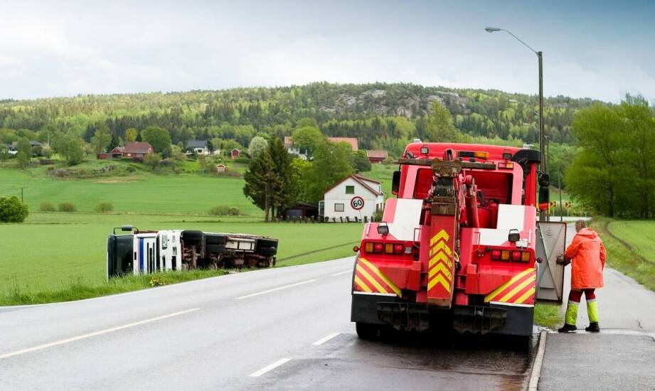 Dlaczego warto skorzystać z pomocy drogowej przy wymianie koła w Siemianowicach?