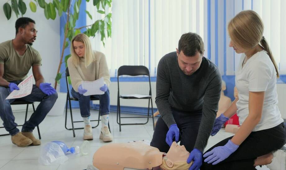 Krok po kroku: jak wykorzystać AED z funkcją doradcy RKO defibrylator?