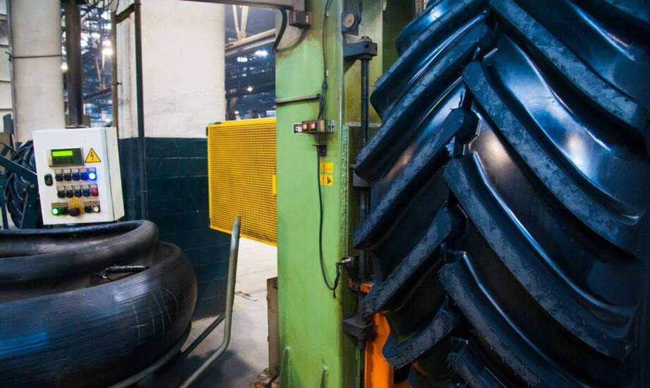 Jak automaty vendingowe ułatwiają dostęp do produktów BHP przez 24/7?