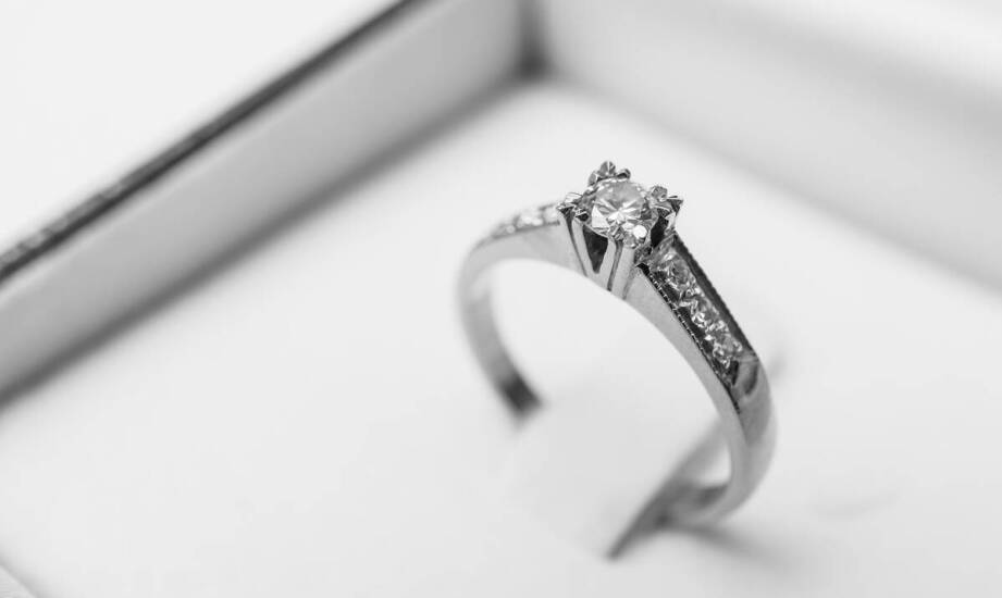 Jak pierścionek z brylantem 0,05 ct wpisuje się w nowoczesne trendy zaręczynowe?