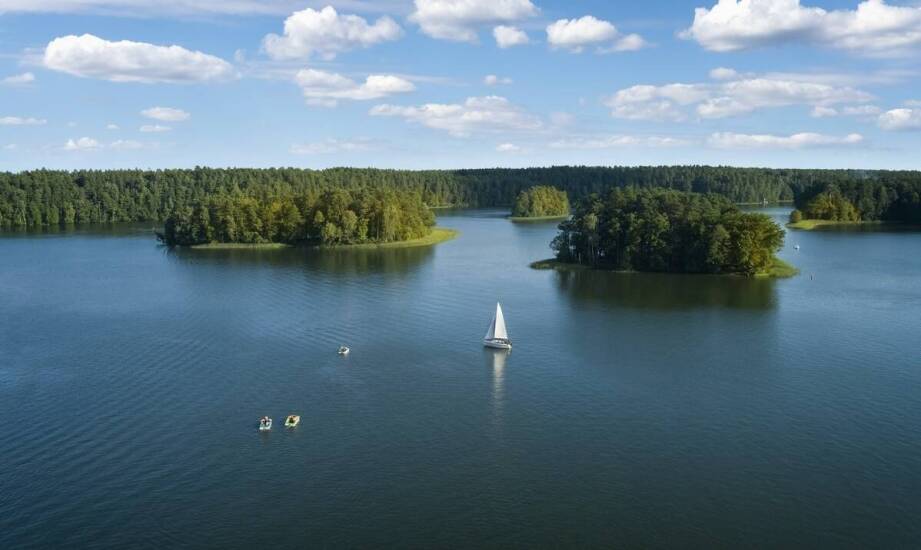 Wynajem żaglowych jachtów na Mazurach: co wyróżnia nasze jednostki?