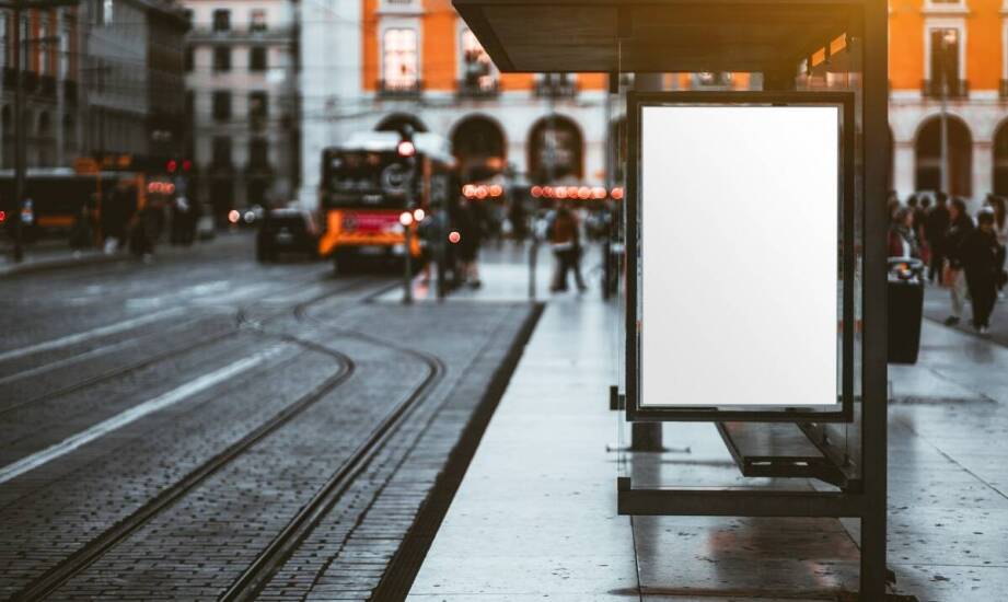 Naklejki z własnym wzorem w reklamie outdoorowej – jak efektywnie je wykorzystać?