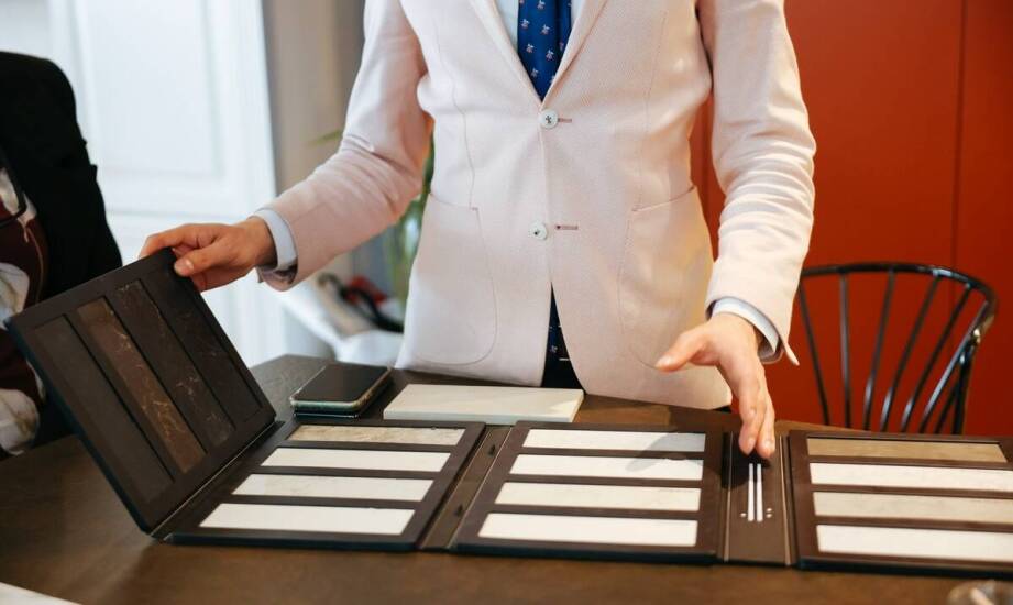 Jak dopasować paski i rękawiczki do męskiej stylizacji?