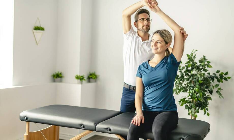 Leczenie rwy kulszowej: jak fizjoterapia pomaga w redukcji bólu i poprawie funkcji ruchowych?