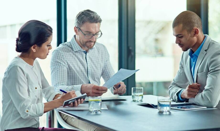 Jak porady prawne wspierają przedsiębiorstwa w przeciwdziałaniu praniu pieniędzy?