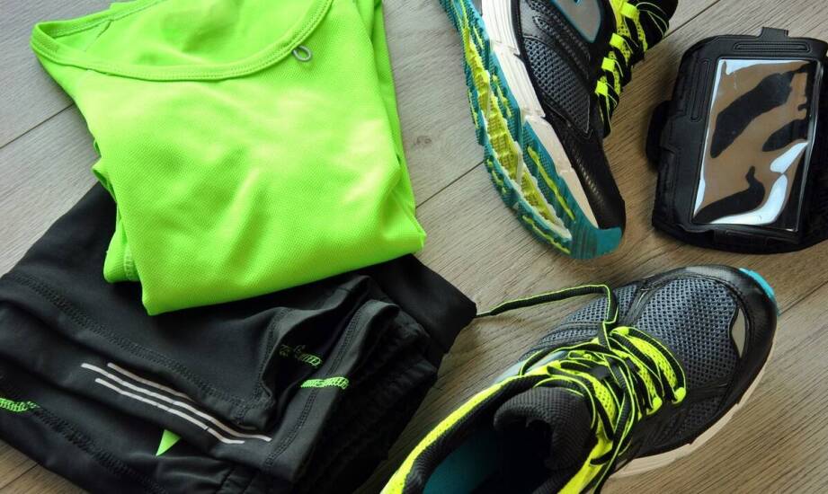 Stylizacje sportowe z czarnym welurowym kompletem – inspiracje na każdy dzień