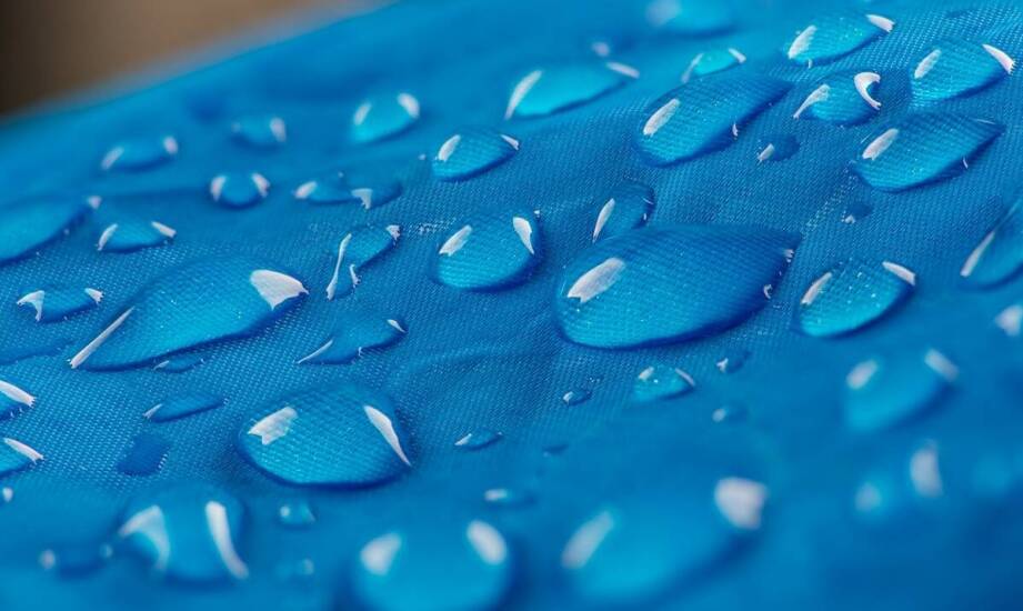 Termoaktywna bluza w kontekście ochrony przed wiatrem i deszczem