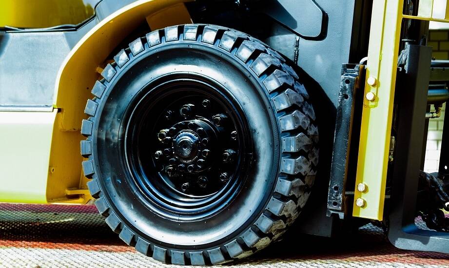 Różnorodność wzorów i materiałów do felg wózków widłowych