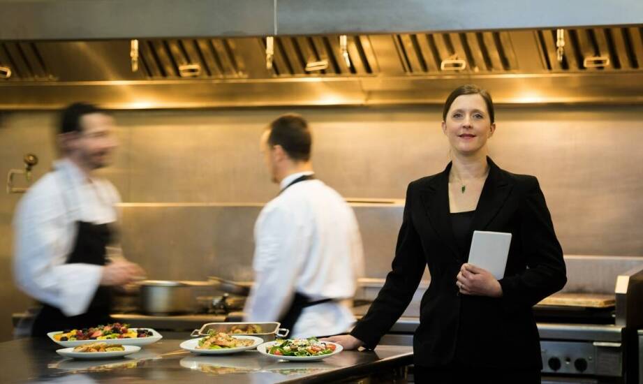 Gastronomiczne koszule dla kobiet i mężczyzn – różnice i podobieństwa