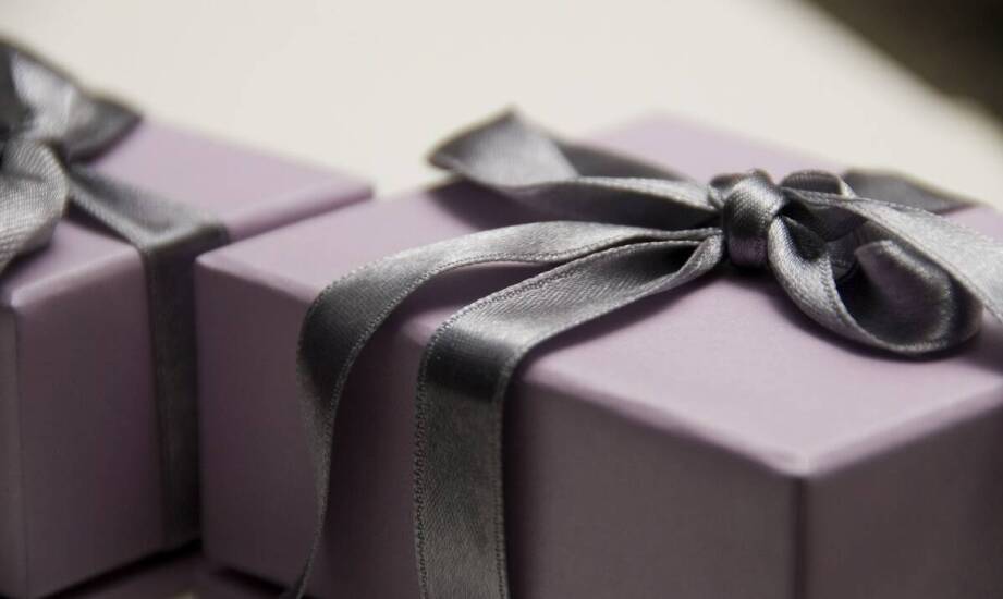 Subtelne formy upamiętnienia zmarłego pupila – wybór biżuterii do prochów