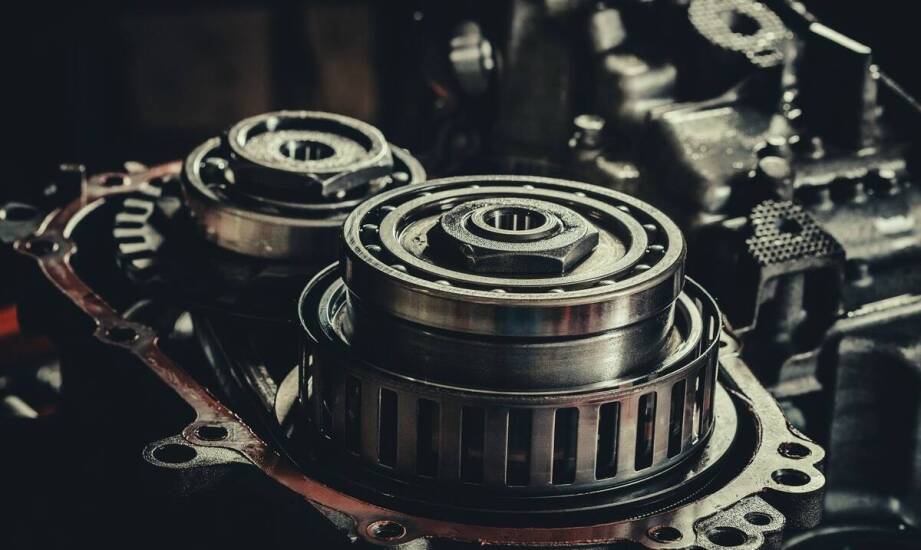 Części zamienne do układu napędowego – co warto wiedzieć przed zakupem?
