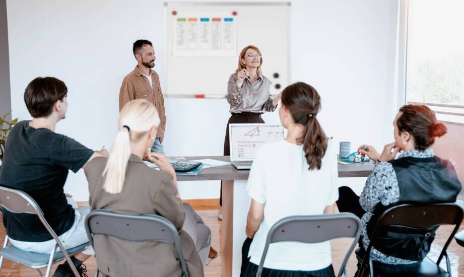 Znaczenie dostosowania szkoleń BHP do specyfiki branży dla pracodawców