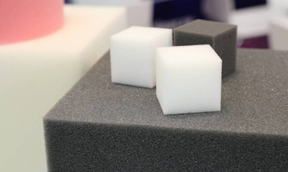 Jakie są korzyści z wybierania spienionego PCV w projektach artystycznych?