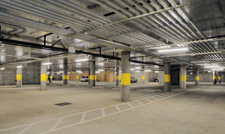 Zalety montażu systemów parkingowych w centrach handlowych