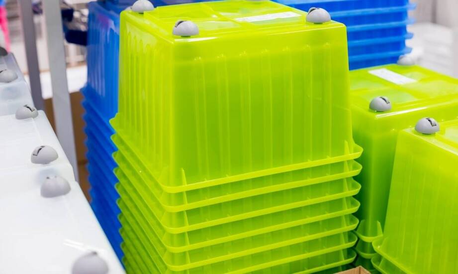 Przewaga plastikowych kontenerów nad metalowymi w sektorze magazynowym