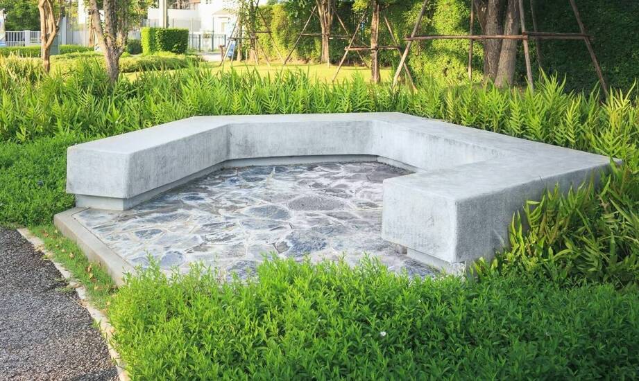 Jak betonowa ławka z drewnianym siedziskiem wpisuje się w nowoczesne trendy architektoniczne?