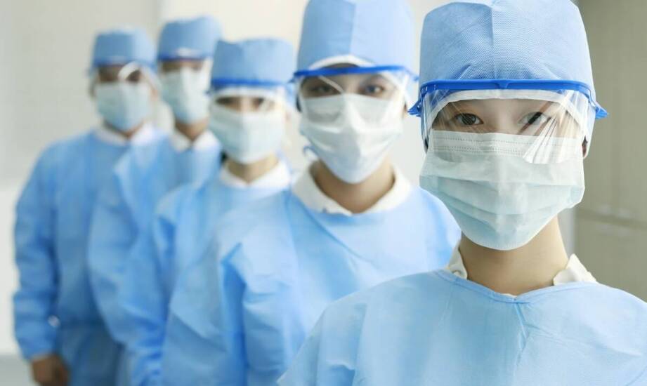 Jakie korzyści niesie ze sobą wybór medycznej odzieży od polskich producentów?