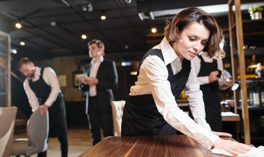 Jakie wzory haftu najlepiej sprawdzają się na kelnerskich kamizelkach?