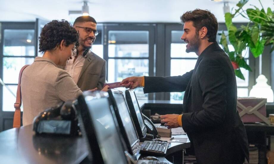 Jak rezerwacja online ułatwia proces zameldowania w samoobsługowych hotelach?