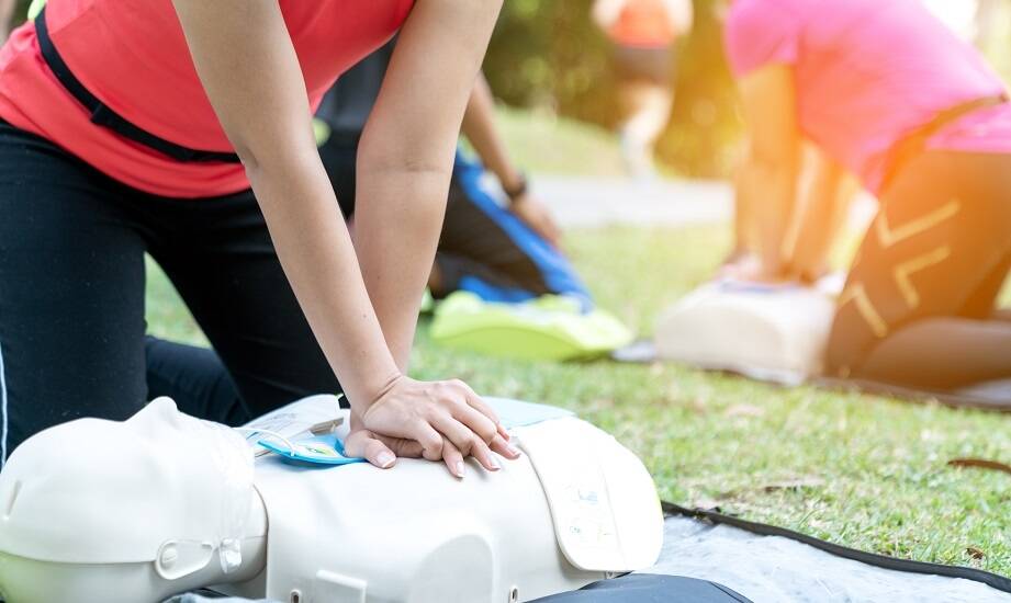 Jak techniki efektywnego uczenia się wspierają kursy z pierwszej pomocy