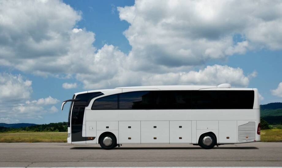 Transport na lotnisko - co wpływa na koszty wynajmu busa?