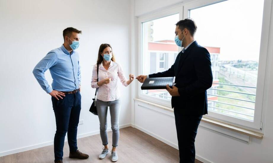 Jakie są różnice między samodzielnym wynajmem a wynajmem przez biuro?