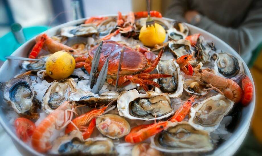 Jakie ryby i owoce morza wybrać na zimną płytę, aby zadowolić gości?