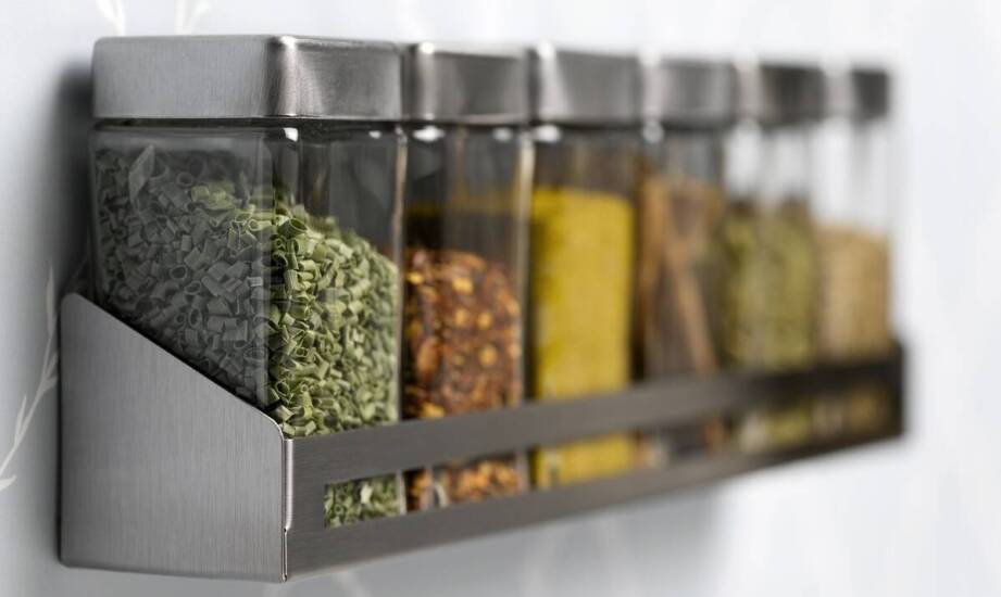 Kluczowe cechy stojących i wiszących szafek z nierdzewki w zakładach przemysłowych