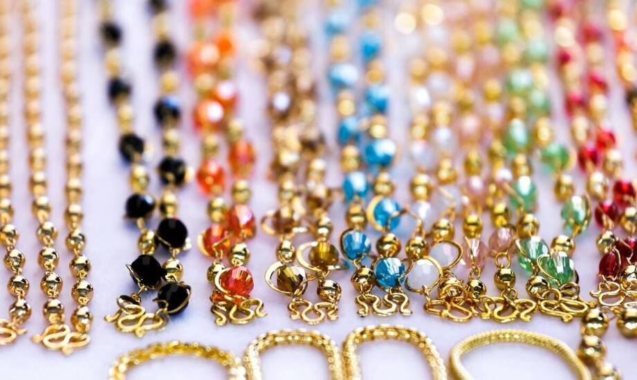Subtelne łańcuszkowe bransoletki – dlaczego są must-have w każdej kolekcji?