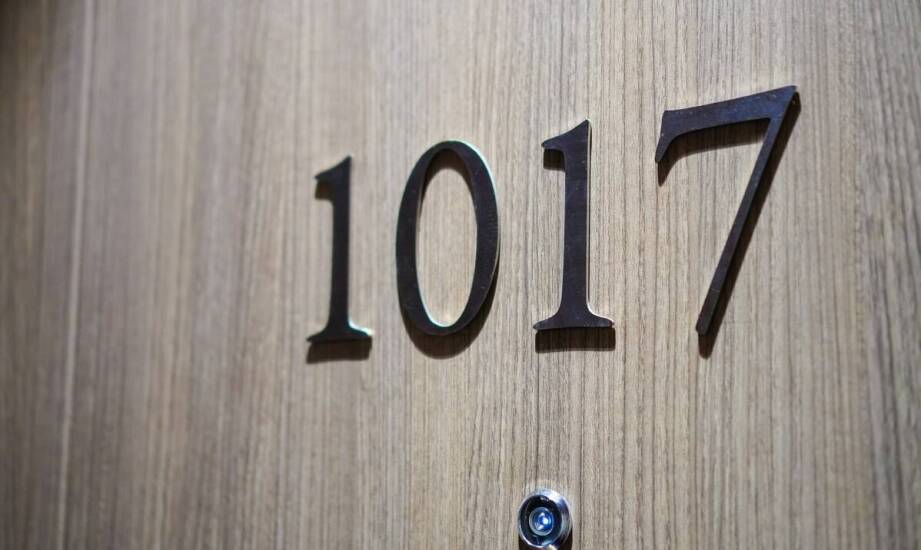 Jak grawerowane tabliczki z laminatu mogą pomóc w organizacji przestrzeni publicznej?