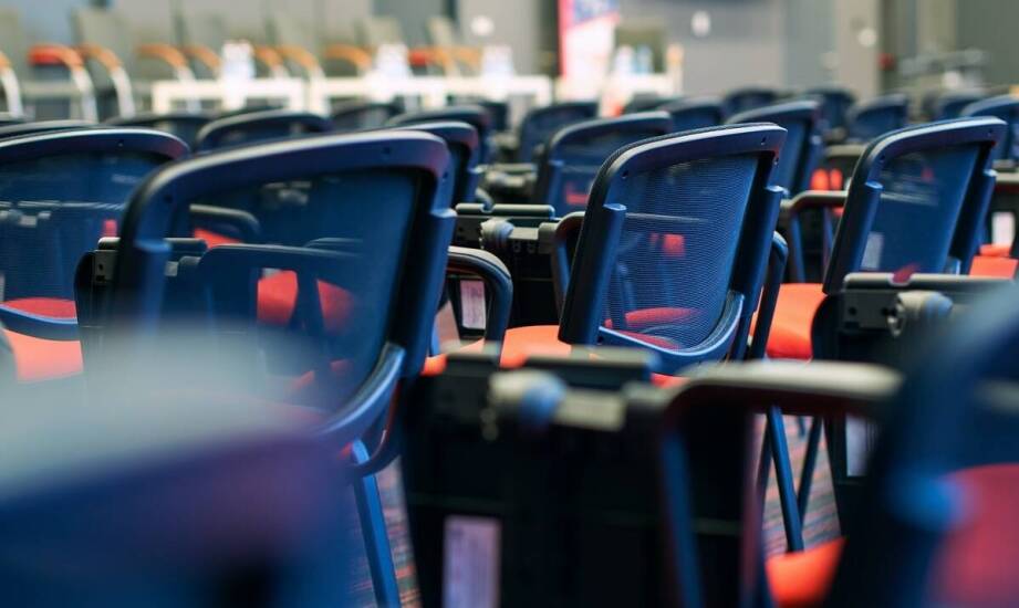 Najnowsze trendy w organizacji firmowych konferencji: od technologii po formaty spotkań