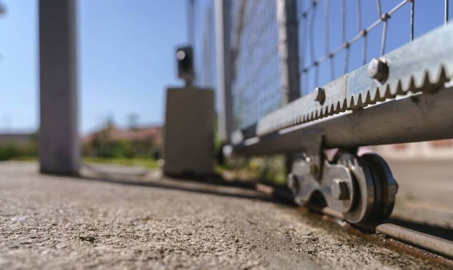 Porównanie różnych systemów napędowych w przemysłowych bramach