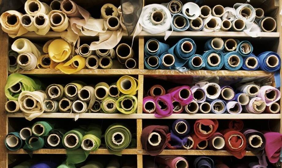 Zastosowania plastikowych pojemników w warsztatach krawieckich