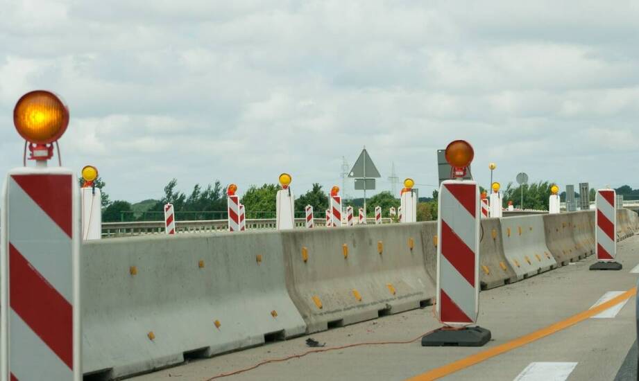 Jak chodnikowa bariera zabezpiecza pieszych podczas remontów drogowych?