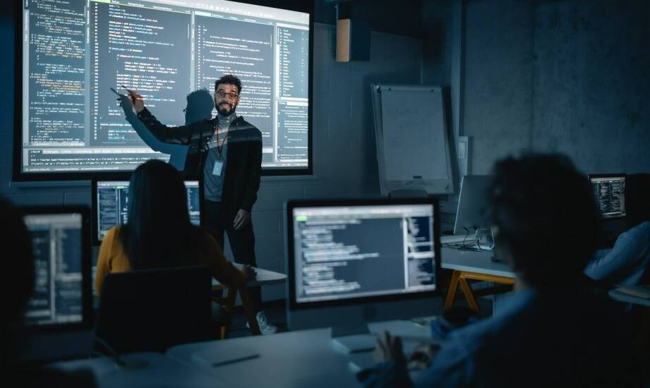 Jak szkolenie CCNA integruje teoretyczną i praktyczną wiedzę w zakresie technologii sieciowych